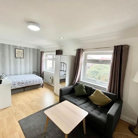 No2326 Tree-Hole Apartment Northolt  ภายนอก รูปภาพ