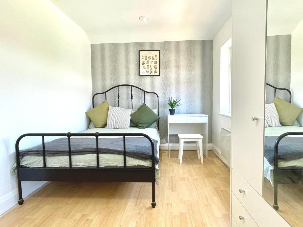 No2326 Tree-Hole Apartment Northolt  ภายนอก รูปภาพ