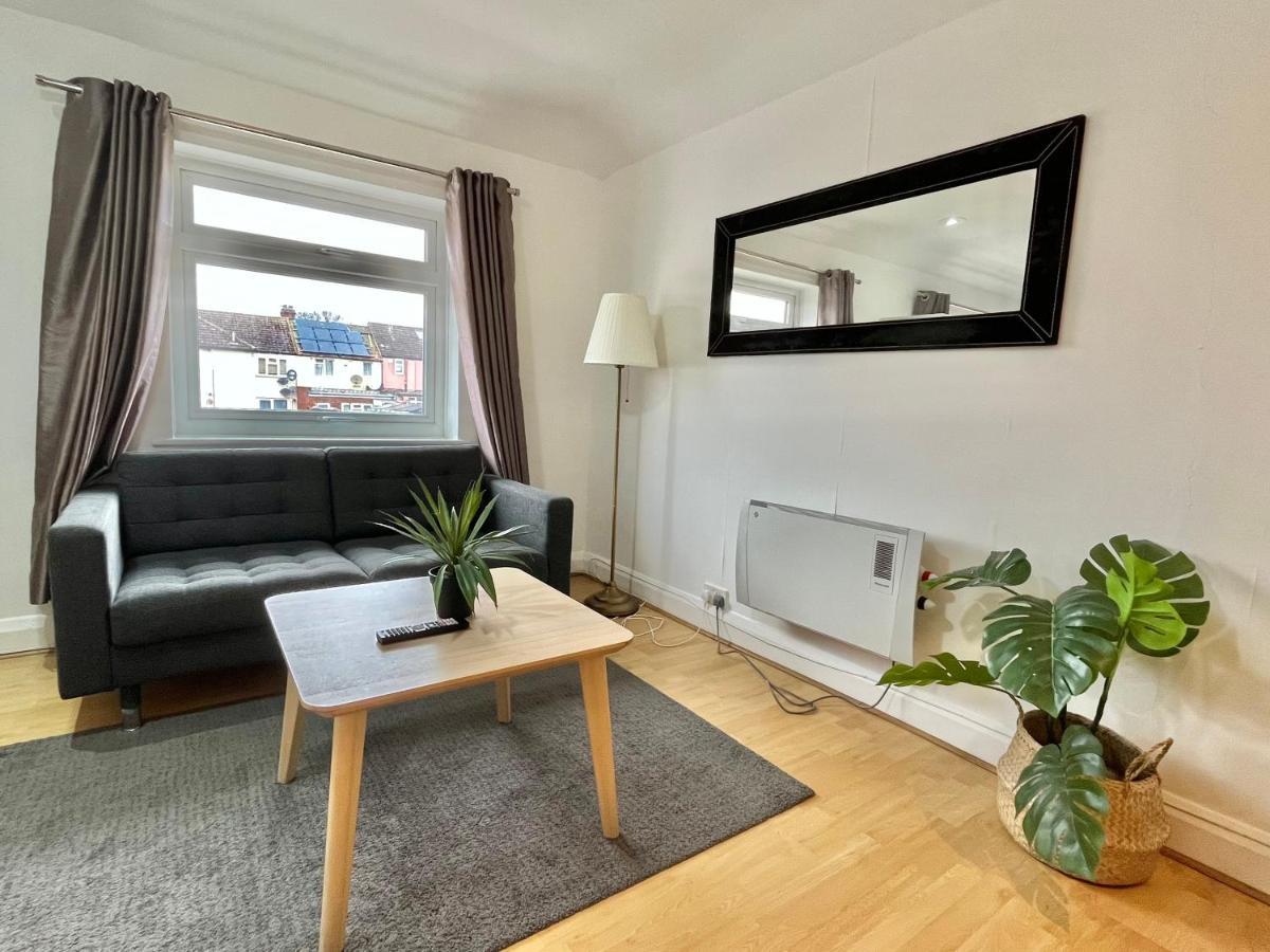 No2326 Tree-Hole Apartment Northolt  ภายนอก รูปภาพ